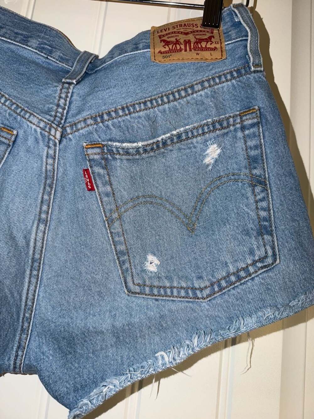 Levi’s 501 Distressed Cutoff Denim Shorts • W24 • High Rise Light Wash 🤍👖 - Picture 9 of 11